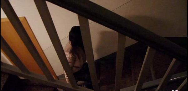 Jungspund darf die deutsche MILF Nachbarin im Hausflur ficken - German Mom